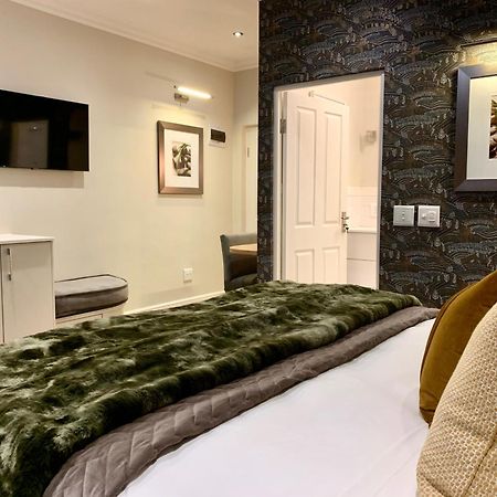 Alluvia Boutique Winery & Luxury Accommodation Στέλενμπος Δωμάτιο φωτογραφία A bedroom at the hotel