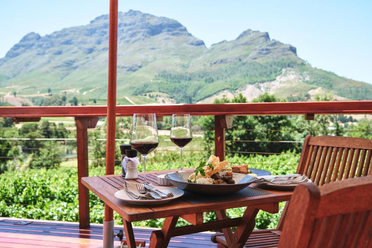 Alluvia Boutique Winery & Luxury Accommodation Στέλενμπος Εξωτερικό φωτογραφία Wine tasting at a South African winery