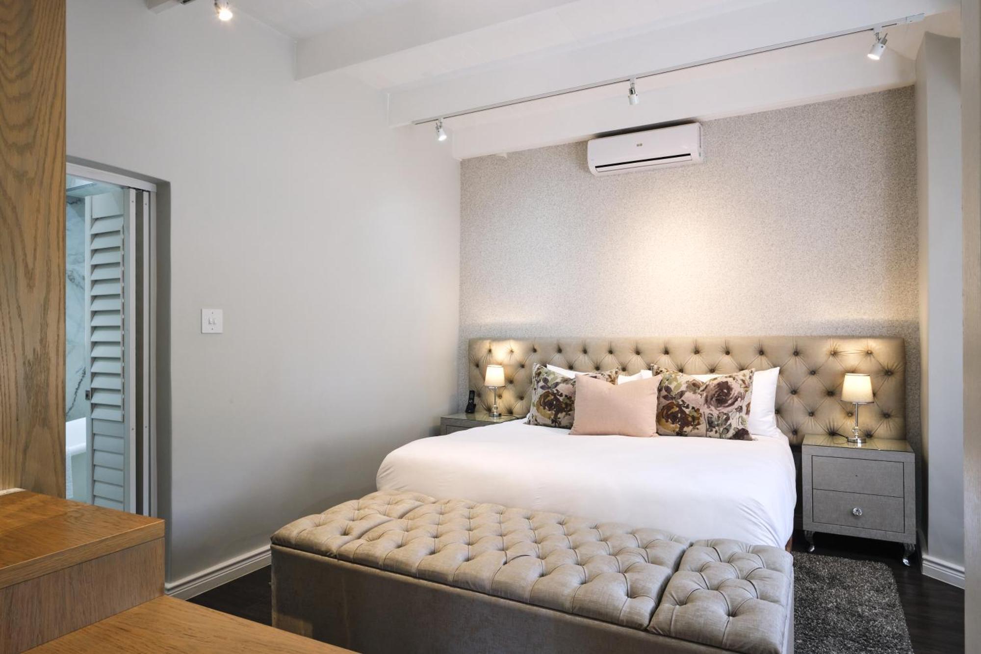 Alluvia Boutique Winery & Luxury Accommodation Στέλενμπος Δωμάτιο φωτογραφία A bedroom at the Cape Heritage