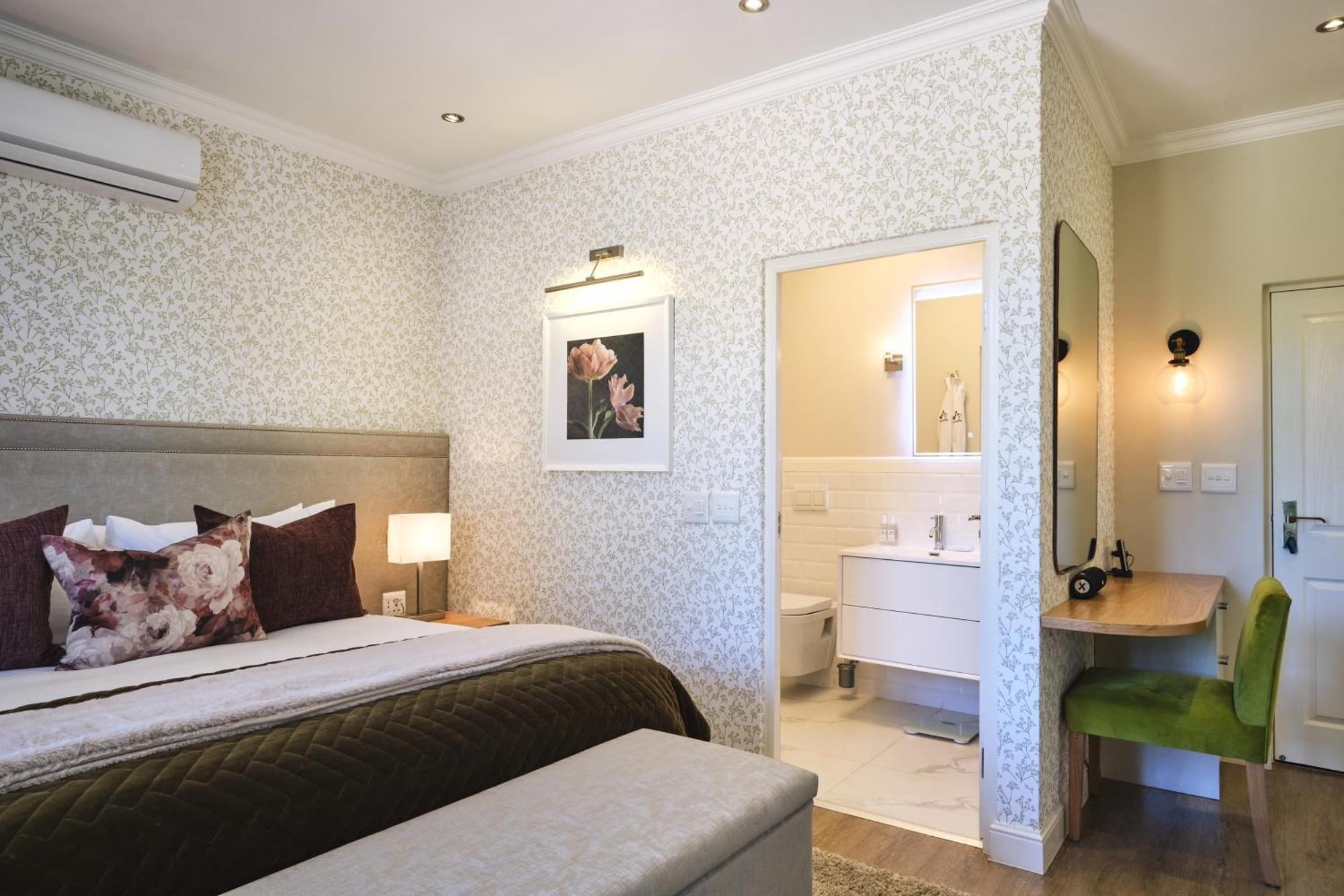 Alluvia Boutique Winery & Luxury Accommodation Στέλενμπος Δωμάτιο φωτογραφία A bedroom at the Cape Heritage