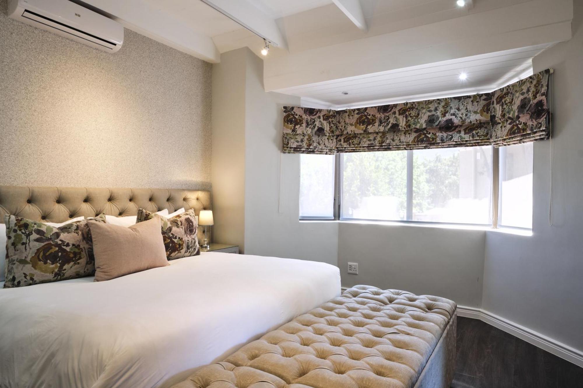 Alluvia Boutique Winery & Luxury Accommodation Στέλενμπος Δωμάτιο φωτογραφία A bedroom with a window valance