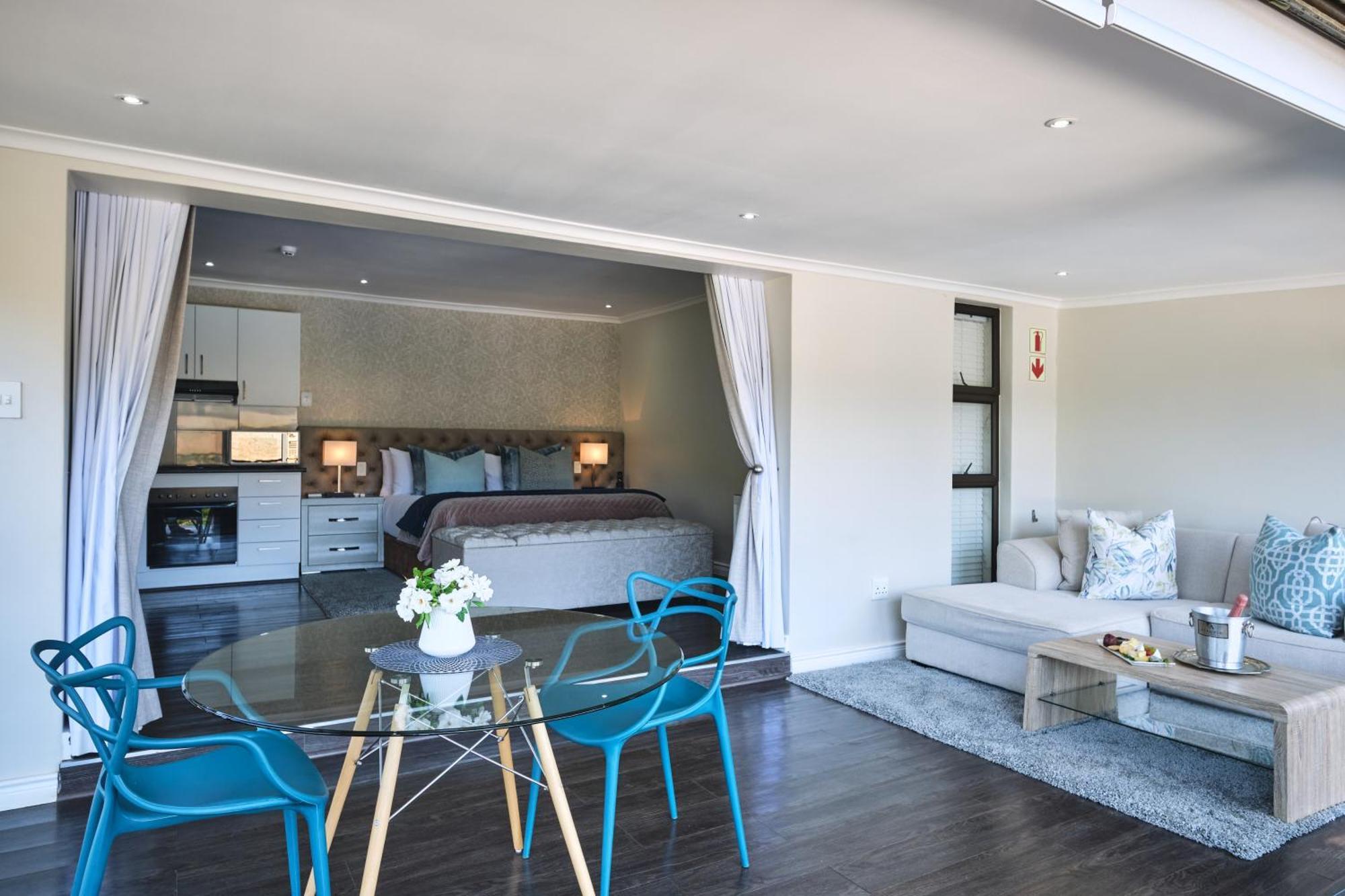 Alluvia Boutique Winery & Luxury Accommodation Στέλενμπος Δωμάτιο φωτογραφία A studio apartment in Cape Town, South Africa