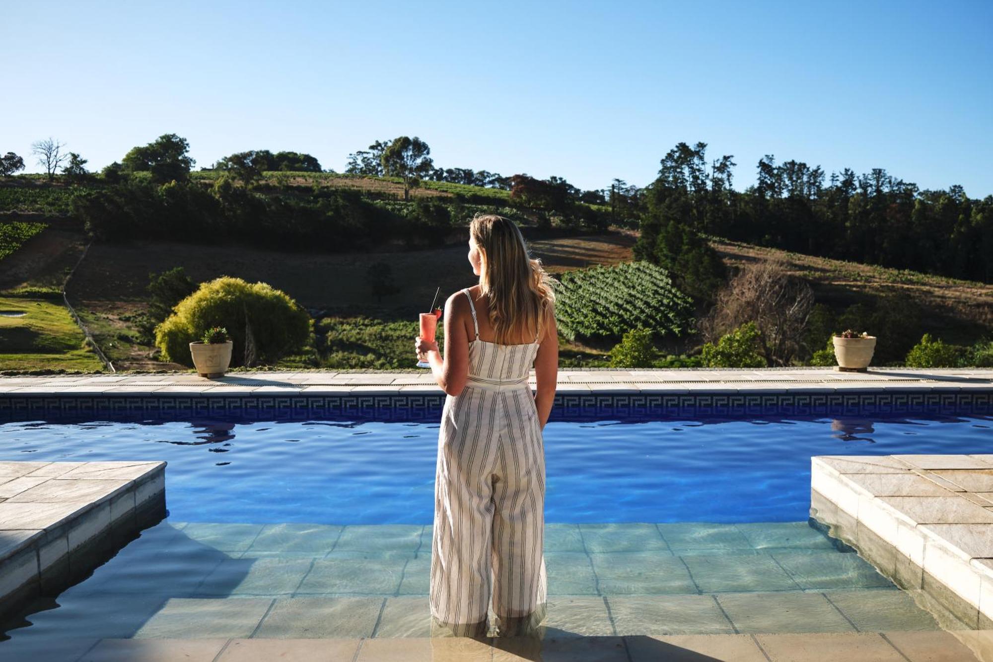 Alluvia Boutique Winery & Luxury Accommodation Στέλενμπος Δωμάτιο φωτογραφία A woman standing by a pool