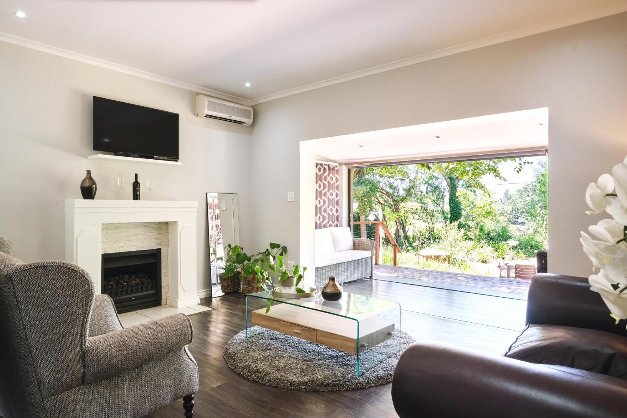 Alluvia Boutique Winery & Luxury Accommodation Στέλενμπος Δωμάτιο φωτογραφία A living room with a fireplace