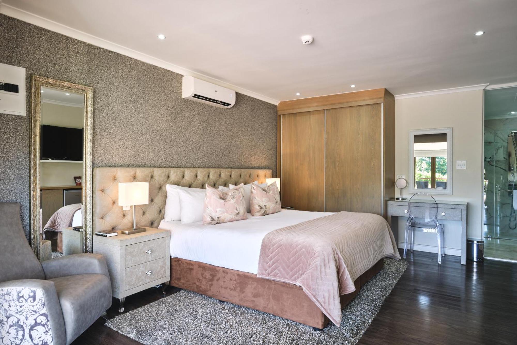 Alluvia Boutique Winery & Luxury Accommodation Στέλενμπος Δωμάτιο φωτογραφία A bedroom at the Cape Heritage