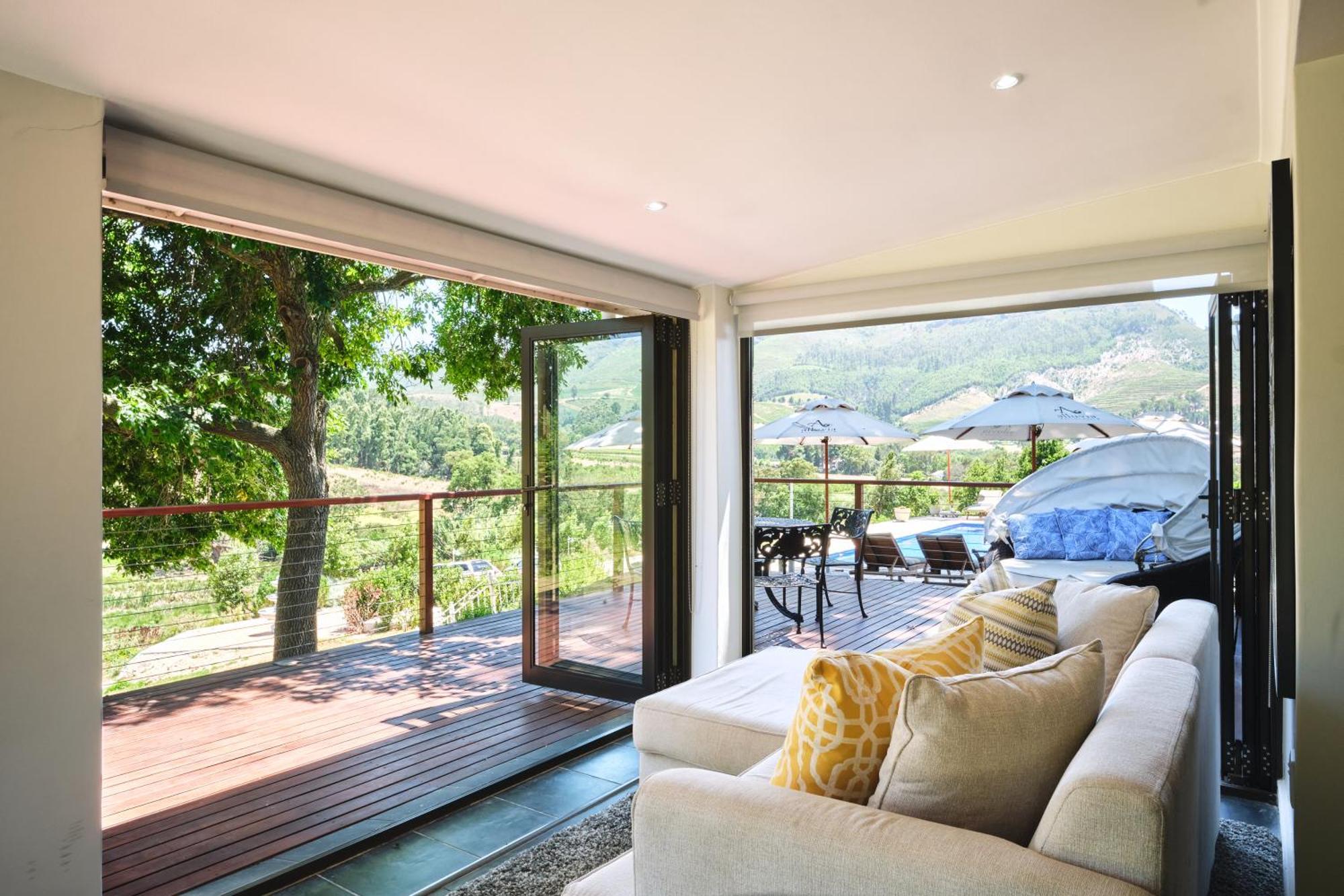 Alluvia Boutique Winery & Luxury Accommodation Στέλενμπος Δωμάτιο φωτογραφία A living room with a view of the vineyard