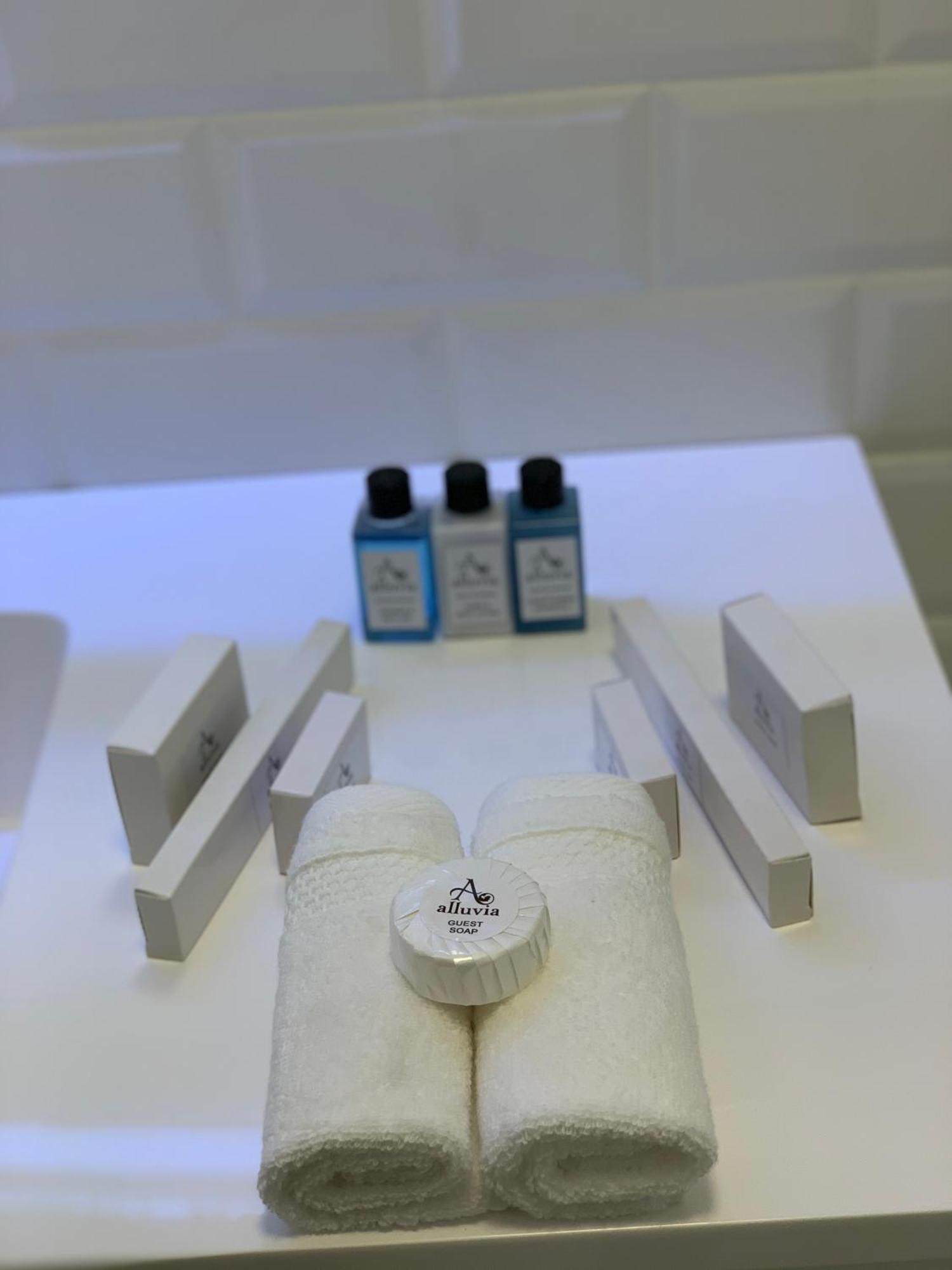 Alluvia Boutique Winery & Luxury Accommodation Στέλενμπος Δωμάτιο φωτογραφία A selection of the amenities offered by the airline