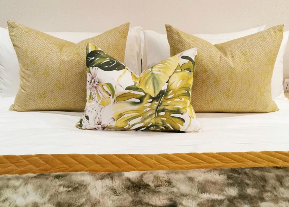 Alluvia Boutique Winery & Luxury Accommodation Στέλενμπος Δωμάτιο φωτογραφία A bed with decorative pillows