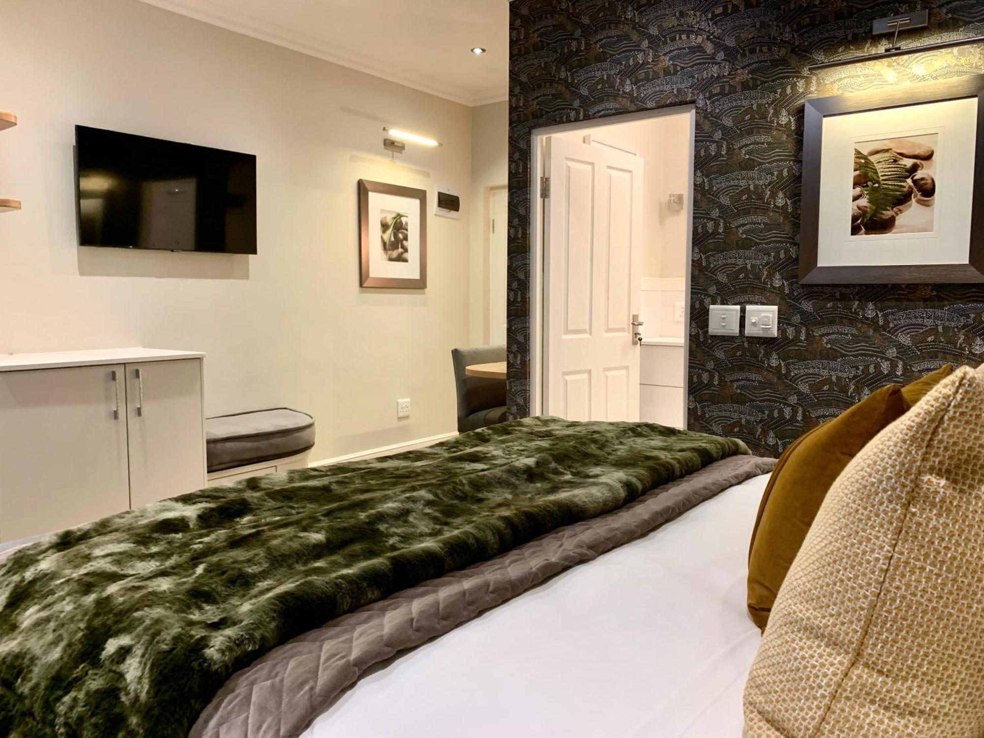 Alluvia Boutique Winery & Luxury Accommodation Στέλενμπος Δωμάτιο φωτογραφία A bedroom at the hotel